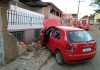 “MOTORISTA DE VEÍCULO PERDE CONTROLE, ATINGE MURO DE RESIDÊNCIA E DEIXA MORADORA FERIDA”