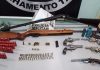 PM apreende armas e prende idoso e também recupera veículo furtado