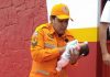Bombeiros salva recém nascido que se engasgou durante amamentação