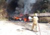 Bombeiro combate incêndio em semirreboque, em Barbacena.