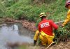 Bombeiro Militar resgata corpo em córrego.”