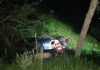 Pneu de veículo estoura e causa acidente, motorista perde controle vindo cair em barranco próximo ao Aeroporto