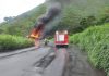 Carreta carregada com combustível tomba na serra de Santa Barbara do Tugúrio e pega fogo
