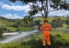 Bombeiros de Conselheiro Lafaiete combatem incêndio em lote vago