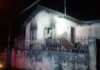 Bombeiros combatem incêndio em residência na cidade de Ouro Branco