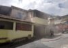 Bombeiros combatem incêndio em residência em Conselheiro Lafaiete