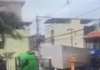 Caminhão de grande porte não conseguiu virar e trava toda rua Benjamin Constant