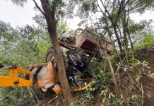 Bombeiros resgatam trabalhador preso em trator tombado em área rural de Conselheiro Lafaiete